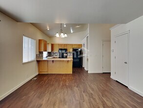 2031 E Lochmeadow Ct in Meridian, ID - Building Photo - Building Photo