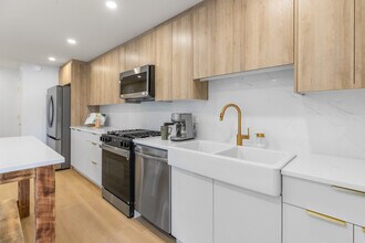 9841-74 74 Ave NW in Edmonton, AB - Building Photo - Building Photo