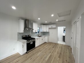 13933 Valerio St in Los Angeles, CA - Building Photo - Building Photo