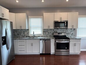 220 Lafayette Ave, Unit Unit B in Lyndhurst, NJ - Building Photo - Building Photo