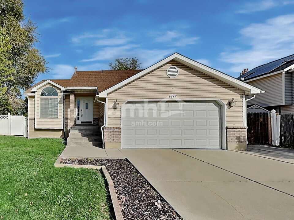 1872 W Sir Charles Dr in Salt Lake City, UT - Foto de edificio