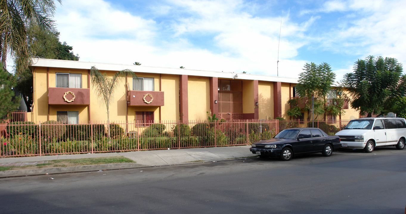 14669 Rayen St in Panorama City, CA - Building Photo