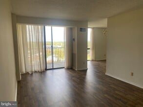 2300 Pimmit Dr in Falls Church, VA - Building Photo - Building Photo