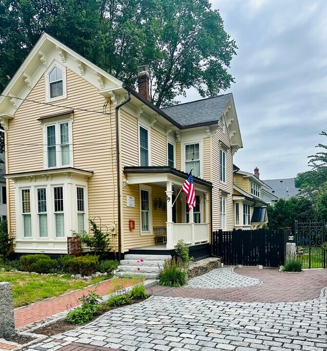 19 Union St in Exeter, NH - Building Photo
