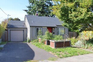 9533 N Buchanan Ave in Portland, OR - Building Photo