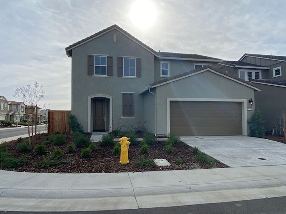 2241 Milky Way Cir in Roseville, CA - Building Photo