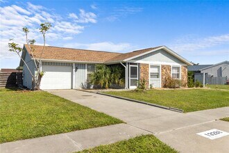 13288 Fowler Ave in Port Charlotte, FL - Foto de edificio - Building Photo