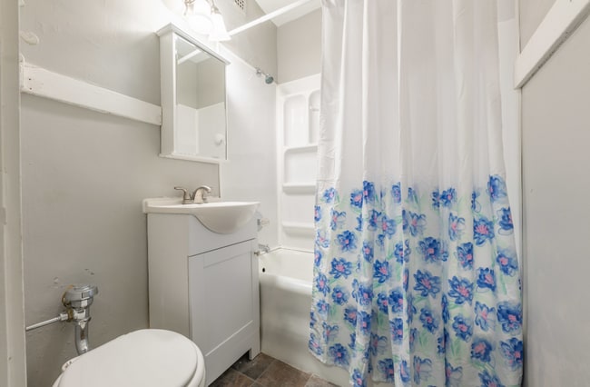 Ingersoll Park Studio Apartments 3607 in Des Moines, IA - Building Photo - Interior Photo