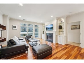 875 Lake St N in Wayzata, MN - Building Photo - Building Photo