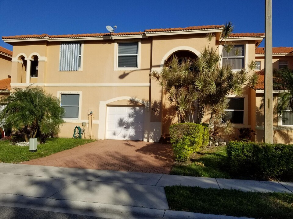 2233 NW 161st Ave in Pembroke Pines, FL - Building Photo