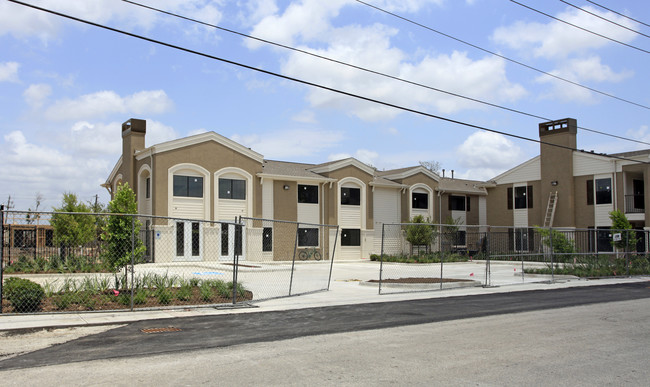 Villa del Prado in Houston, TX - Foto de edificio - Building Photo