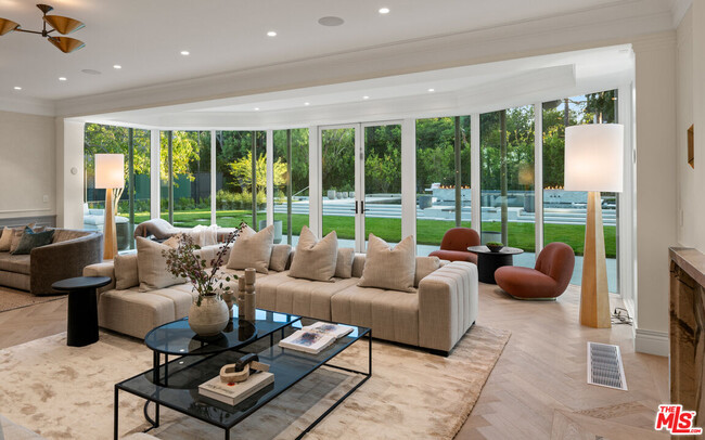 901 Whittier Dr in Beverly Hills, CA - Building Photo - Building Photo