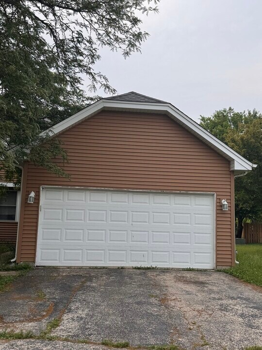 1327 Andover Dr in Aurora, IL - Building Photo