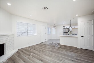 737 Rock Springs Dr in Las Vegas, NV - Building Photo - Building Photo