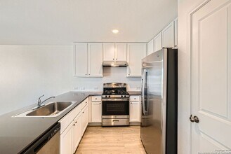 5196 Fowler Crst in Converse, TX - Foto de edificio - Building Photo