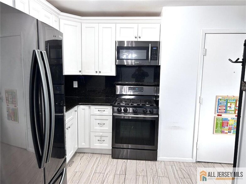 532 Cricket Ln in Woodbridge, NJ - Building Photo