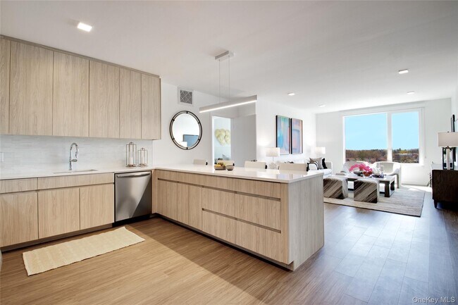 333 Warner Ave in North Hempstead, NY - Foto de edificio - Building Photo