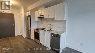 715 Davis Dr in Newmarket, ON - Building Photo - Building Photo