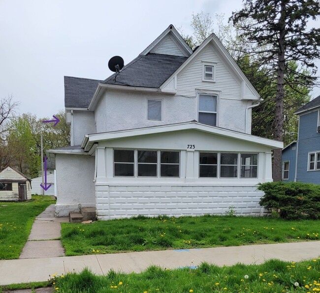 723 W 1st St in Waterloo, IA - Building Photo - Building Photo