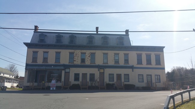 107 S Pawling St in Hagaman, NY - Foto de edificio - Building Photo