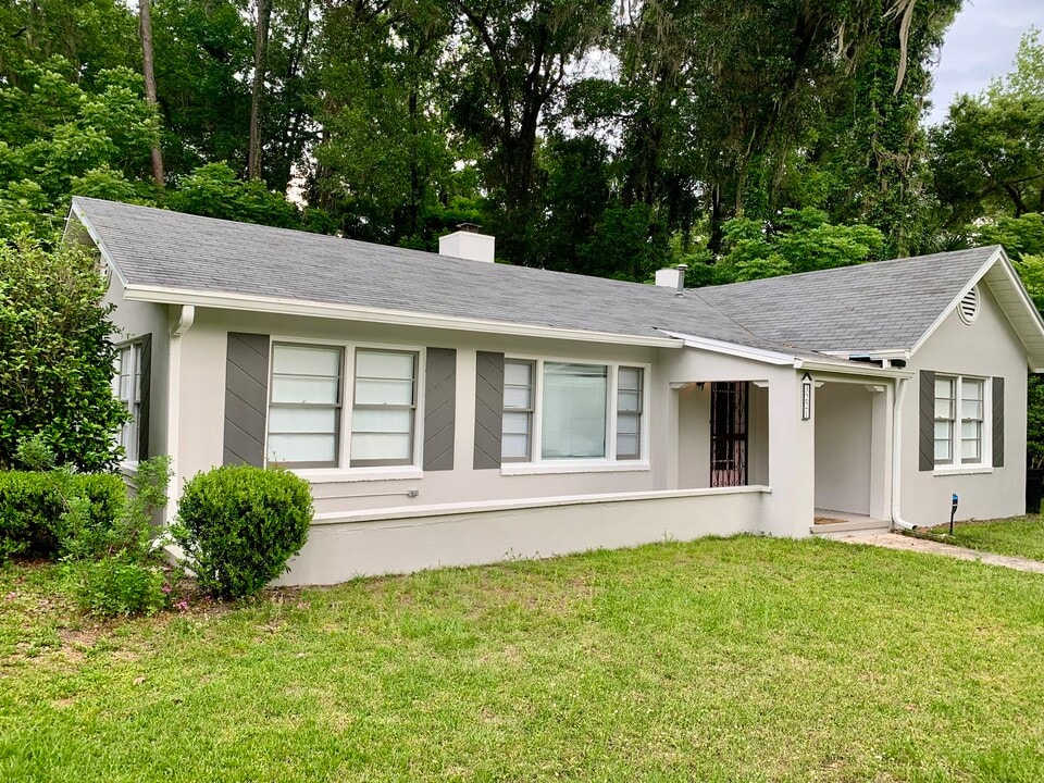 3221 NW 14th St in Gainesville, FL - Foto de edificio