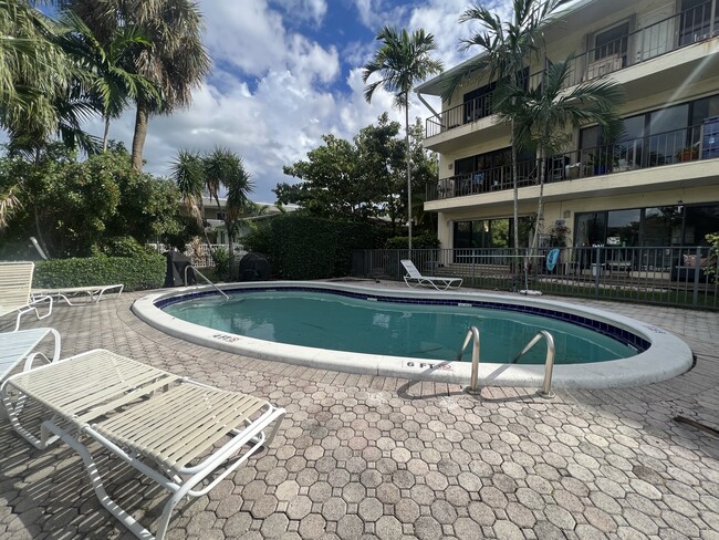 834 NE 18th Ct, Unit 3 in Fort Lauderdale, FL - Foto de edificio - Building Photo