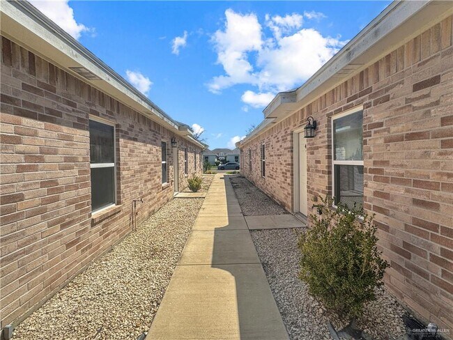 11 Carlisle Ave in Edinburg, TX - Building Photo - Building Photo