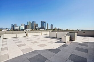 10431 Santa Monica Blvd in Los Angeles, CA - Building Photo - Building Photo