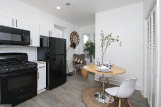 631 E Locust Ave, Unit 2 in Philadelphia, PA - Foto de edificio - Building Photo