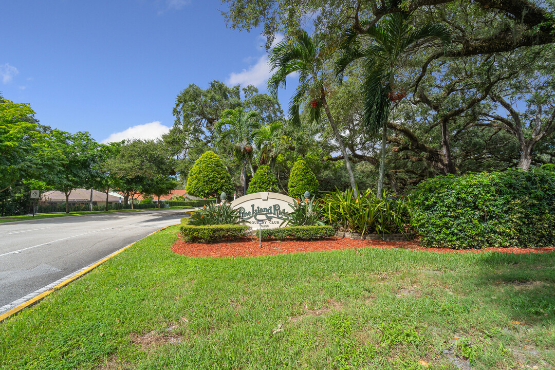 9460 Tangerine Pl in Davie, FL - Building Photo