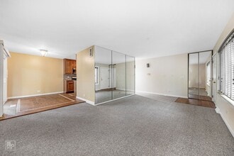 636 Forum Dr in Roselle, IL - Building Photo - Building Photo