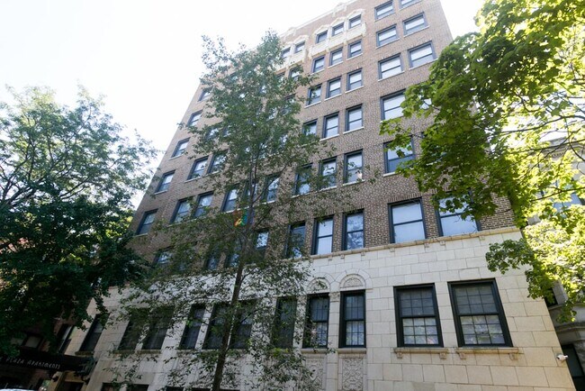 property at 817 W Lakeside Pl