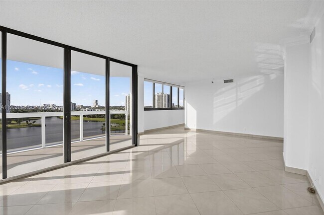 20185 E Country Club Dr in Miami, FL - Building Photo - Building Photo