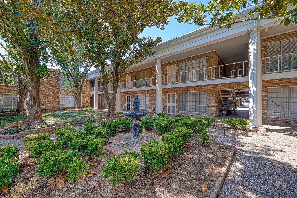 2201 Fountain View Dr in Houston, TX - Building Photo