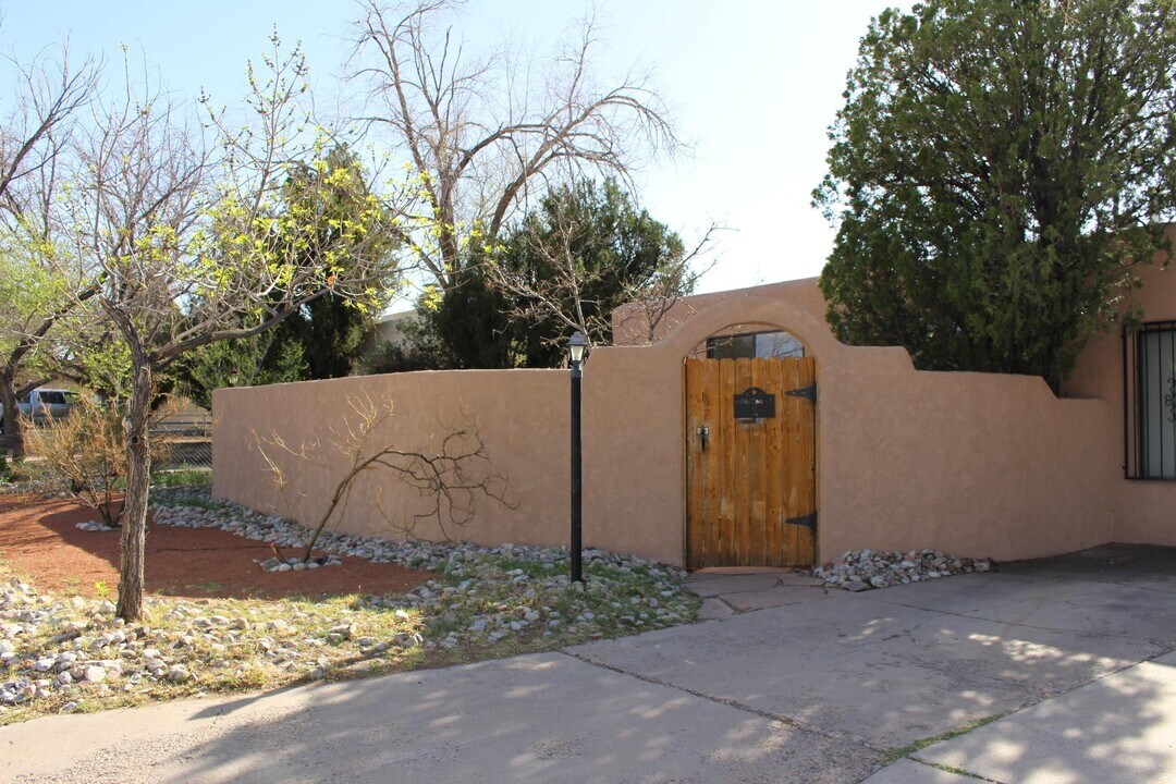 1927 Truman St NE in Albuquerque, NM - Building Photo