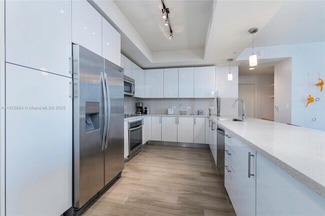 999 SW 1st Ave, Unit 1712 in Miami, FL - Building Photo - Building Photo