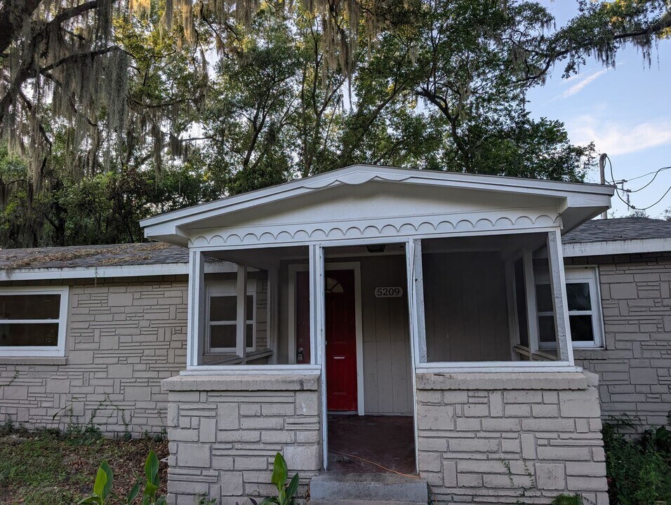 5209 Delphin Ln in Jacksonville, FL - Building Photo