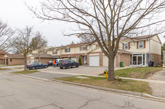 12 Truro Cres in Toronto, ON - Building Photo - Building Photo