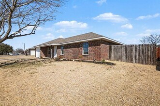 1307 Lynnwood Dr in Cleburne, TX - Building Photo - Building Photo