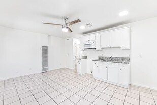 319 Hermosa Ave, Unit 10 in Long Beach, CA - Building Photo