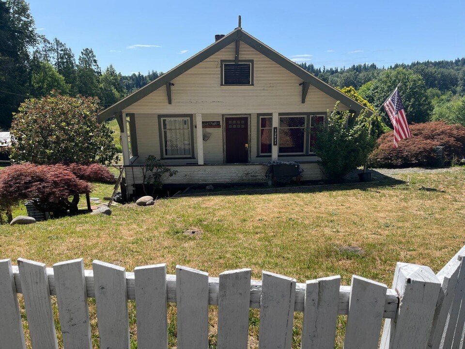 12821 Pioneer Way E in Buckley, WA - Building Photo