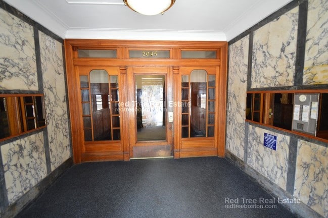 2045 Commonwealth Ave in Boston, MA - Building Photo - Building Photo