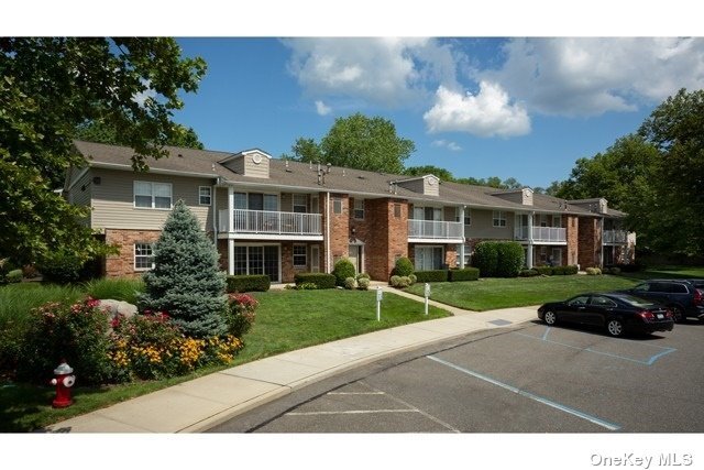 75 Westwood Dr-Unit -157 in Westbury, NY - Building Photo - Building Photo