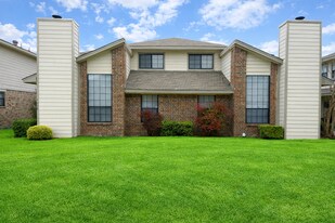 4376 Hulen Cir E in Fort Worth, TX - Building Photo
