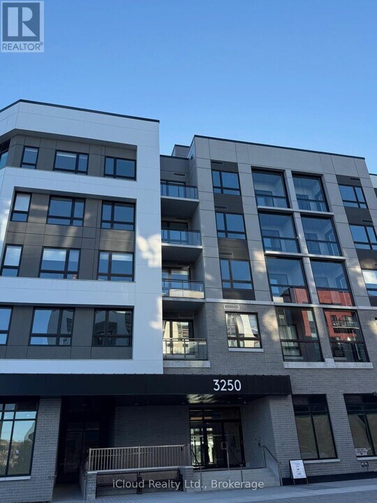 3250 Carding Mill Trail in Oakville, ON - Building Photo