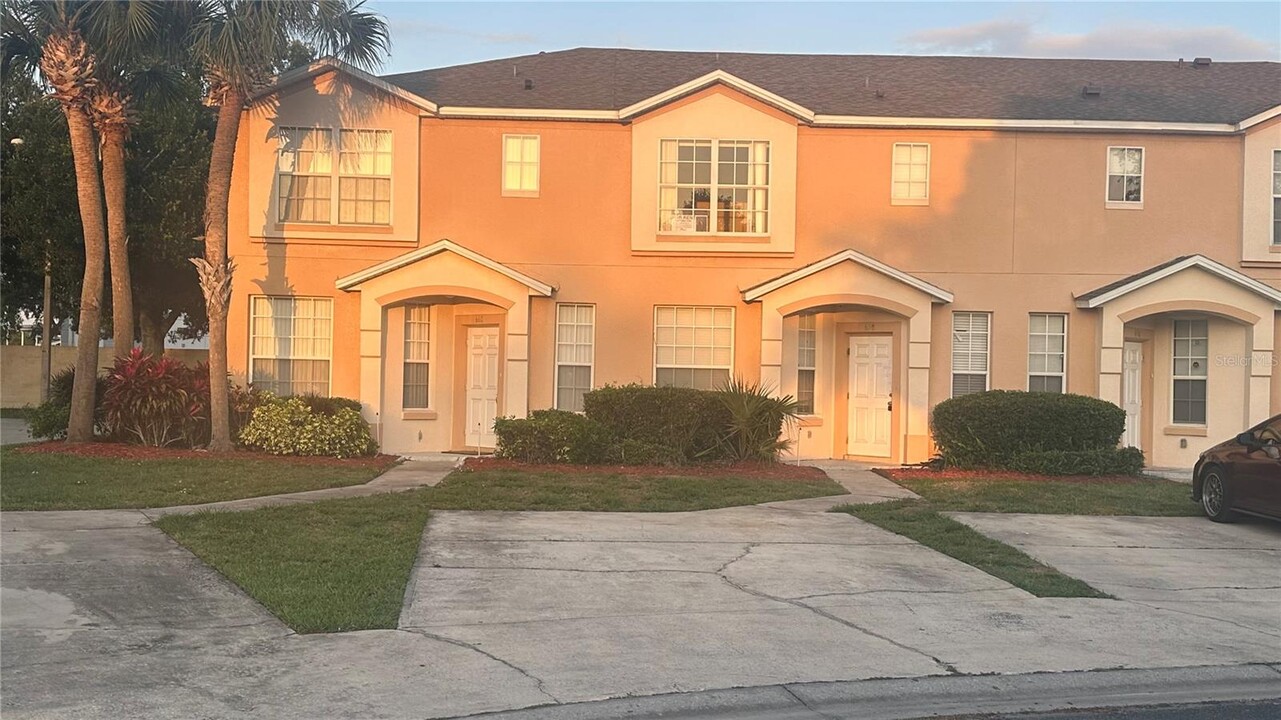 658 Captiva Cir in Kissimmee, FL - Foto de edificio