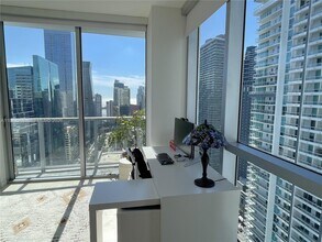 1060 Brickell Ave, Unit 3411 in Miami, FL - Foto de edificio - Building Photo