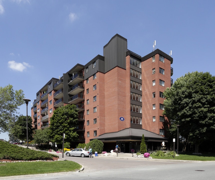 Georgian Towers in Barrie, ON - Building Photo