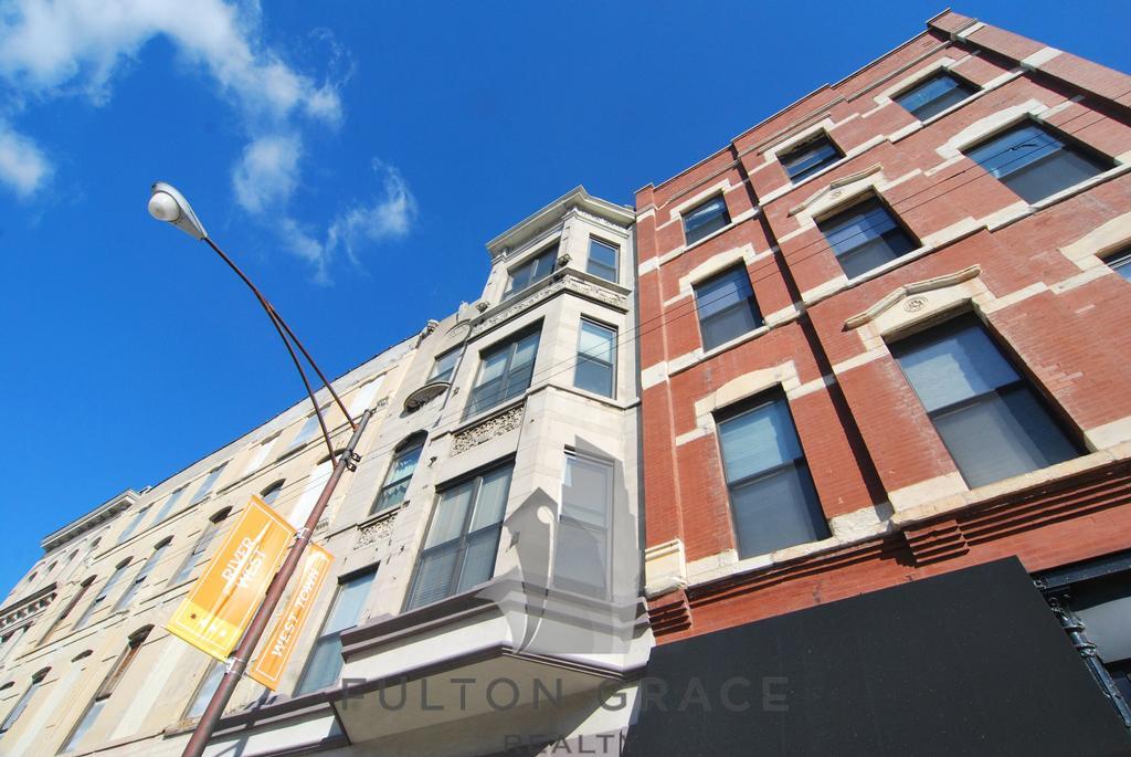 705 N Milwaukee Ave, Unit 1R in Chicago, IL - Building Photo