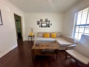 502 Denson Dr in Austin, TX - Building Photo - Building Photo